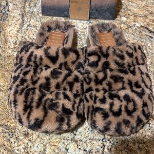 Billabong Leopard Print Fuzzy Slippers Size 6